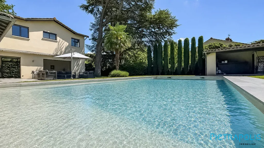 Piscine - Propriété Contemporaine avec Piscine à Écully