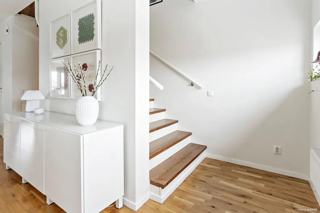 Pièces - Three-Storey Flat with Balcony in Hököpinge