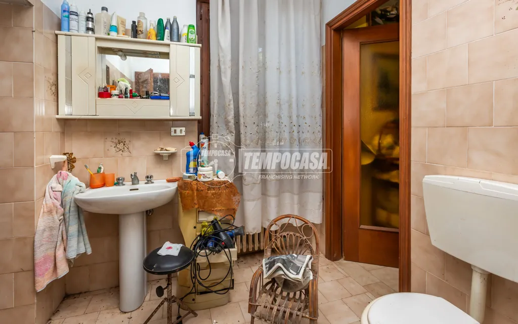 Bathrooms - Rustic Country House with Garden in Narzole