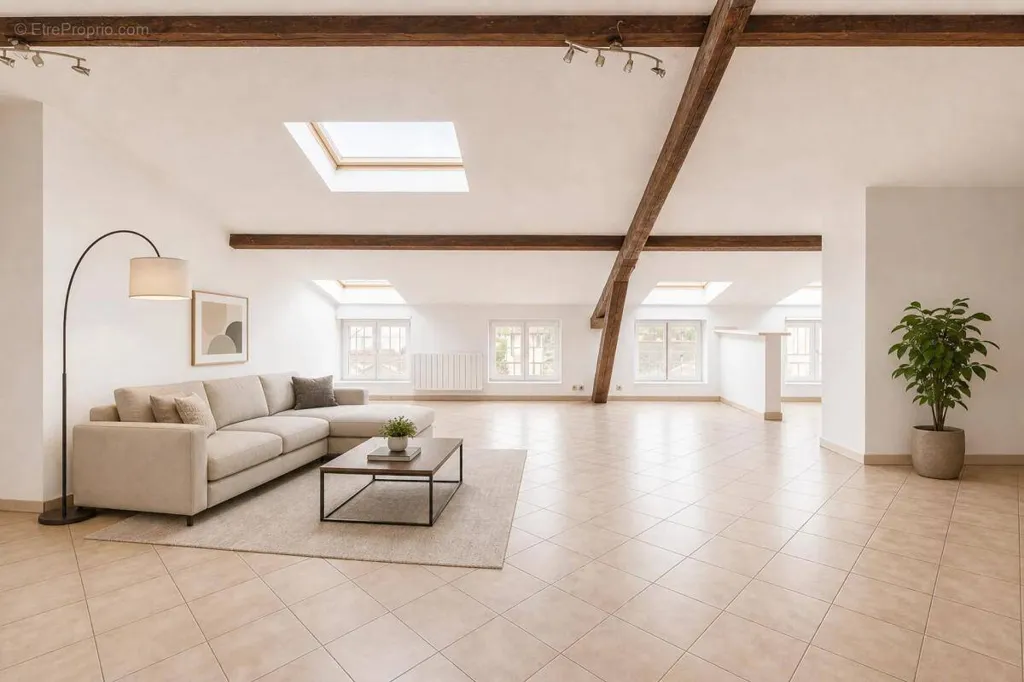Soggiorno - Bright 4-Bed Apartment, Last Floor, Vienne