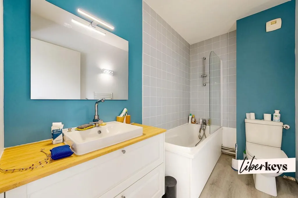 Salles de bain - Maison Récente avec Patio à Nantes