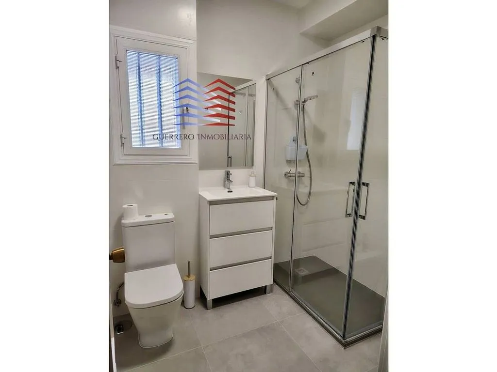 Salles de bain - Ample 1-Bedroom Apartment in University Area