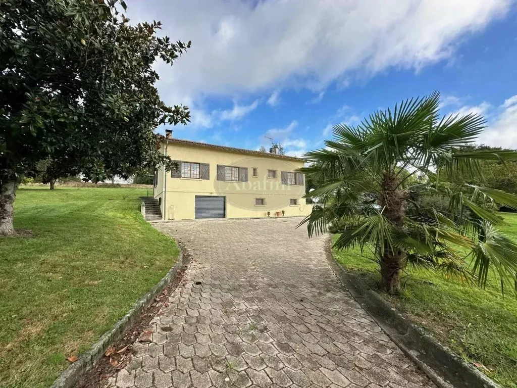 Esterno - Bright Villa with Pool in Quiet Location
