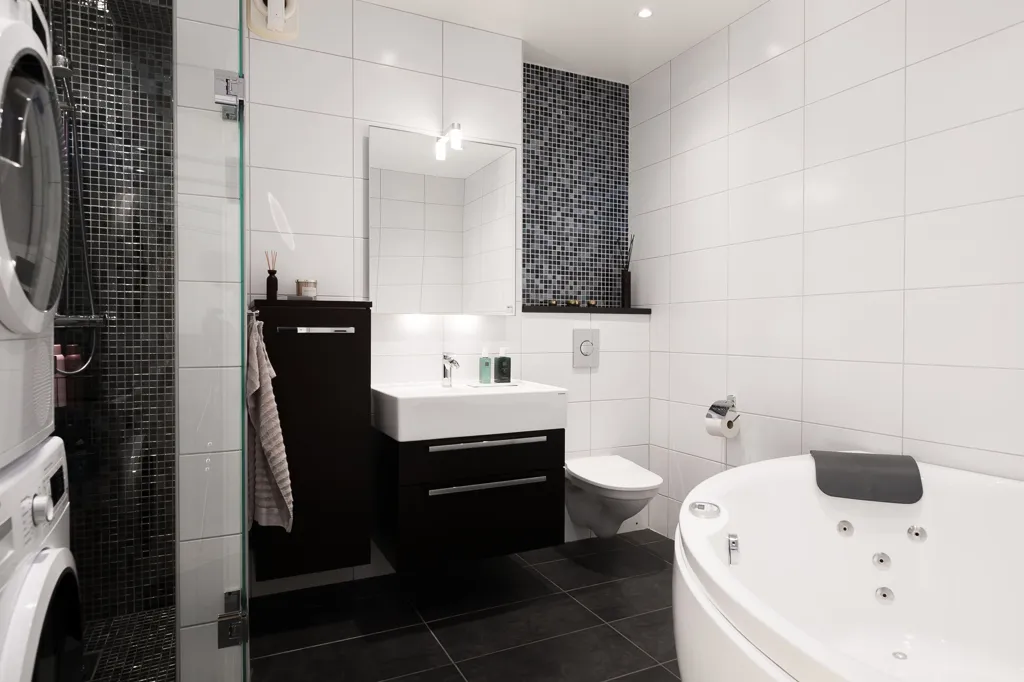 Salles de bain - Turn-of-the-Century Apartment with High Ceilings in Söder