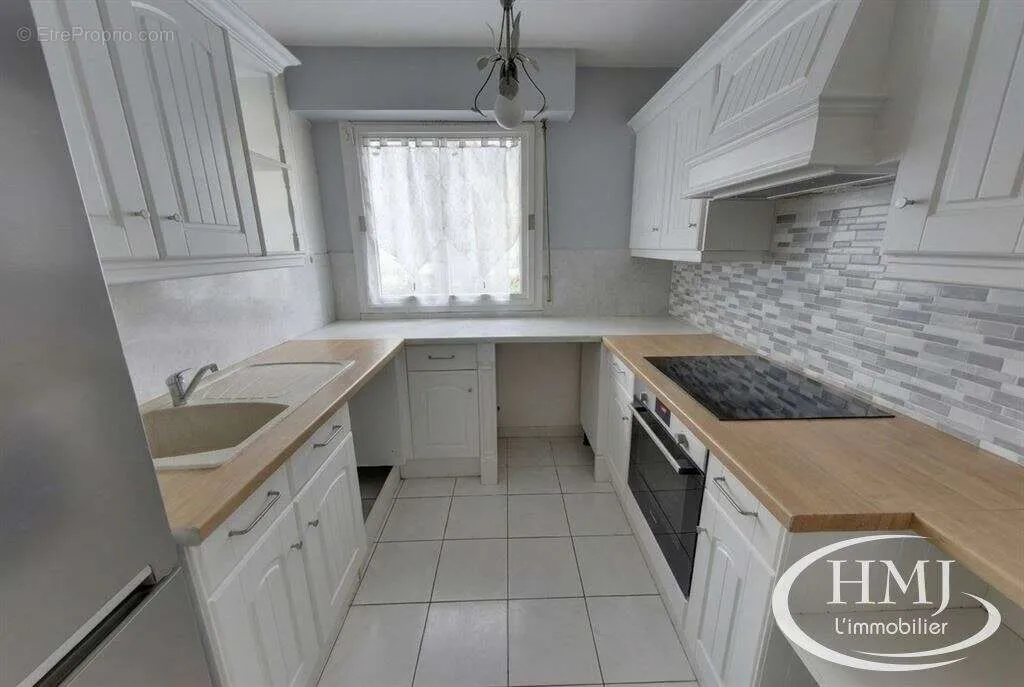 Cuisine - Appartement T3 en Rez-de-Jardin avec Balcon à Résidence les Terrasses