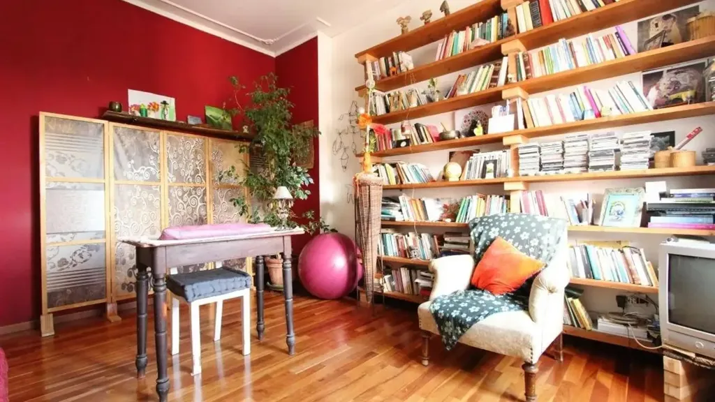 Bureau - Rustic-Style Apartment with Balcony in Verona