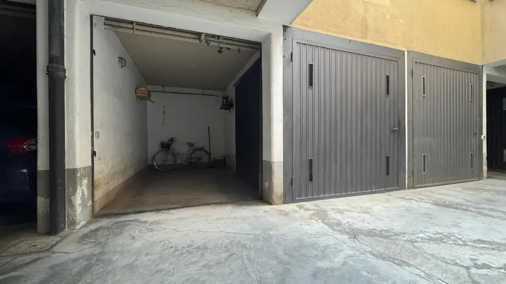 Garage - Panoramic Lake View Apartment in Como
