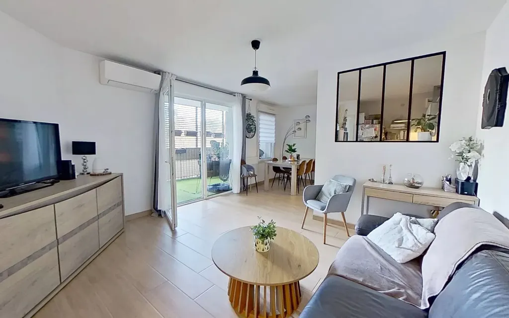 Living Room - Renovated Apartment with Balcony in Lyon