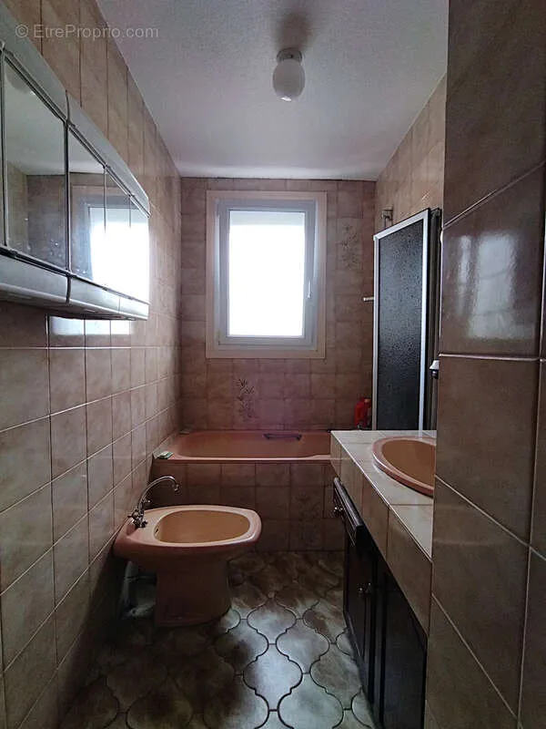 Salles de bain - Pavillon 3 Chambres avec Dépendances en Centre Bourg