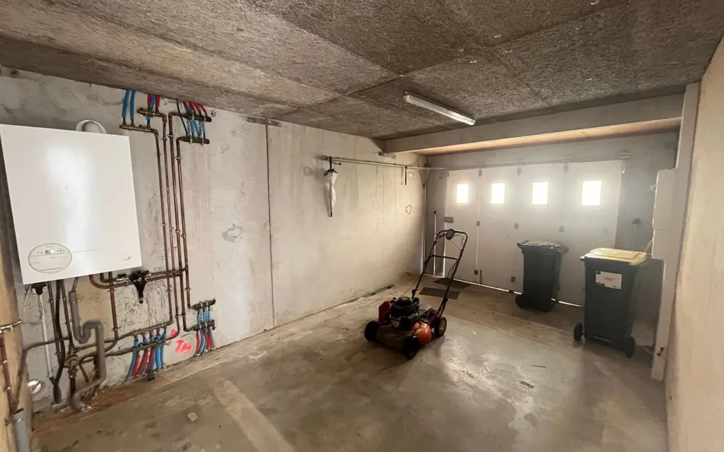 Garage - 3-Bedroom House with Terrace in Plouigneau