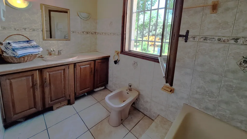Salles de bain - Maison avec terrasse et jardin à Lauris