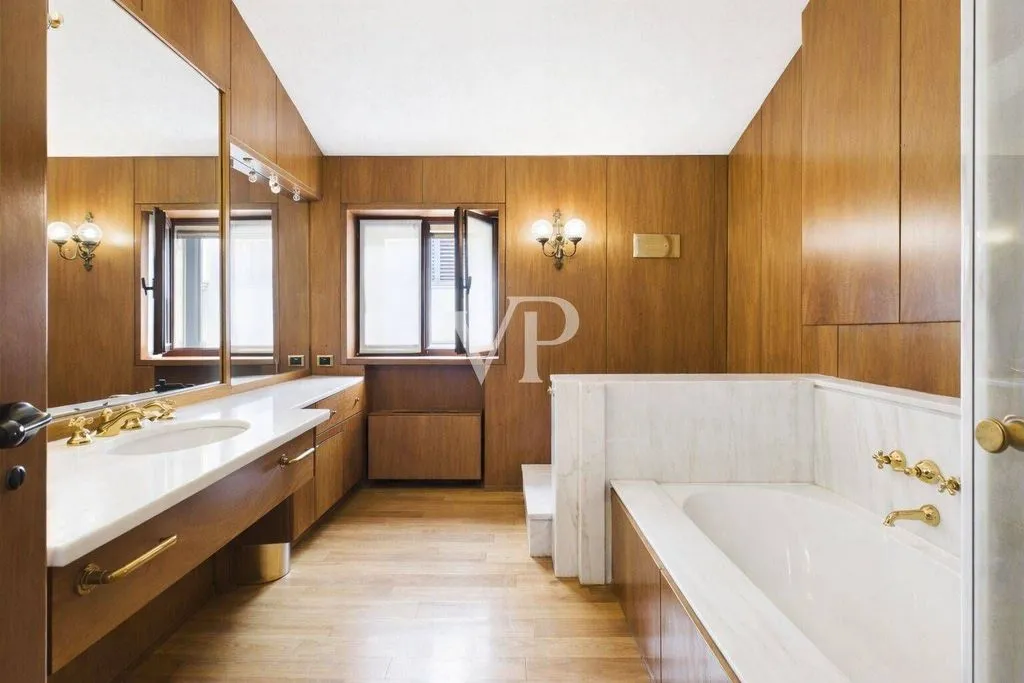 Vannitoad - Napoleonic Mansion with Triple Garage in Verona