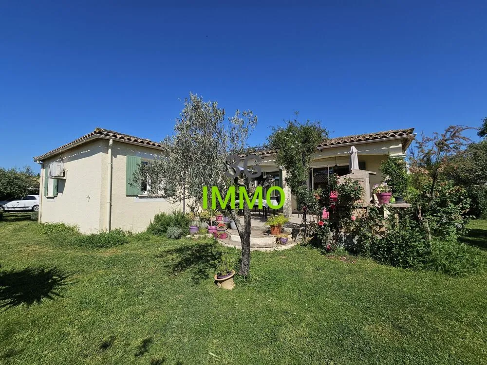 Jardin - Villa de Plain-Pied avec Jardin à Sernhac