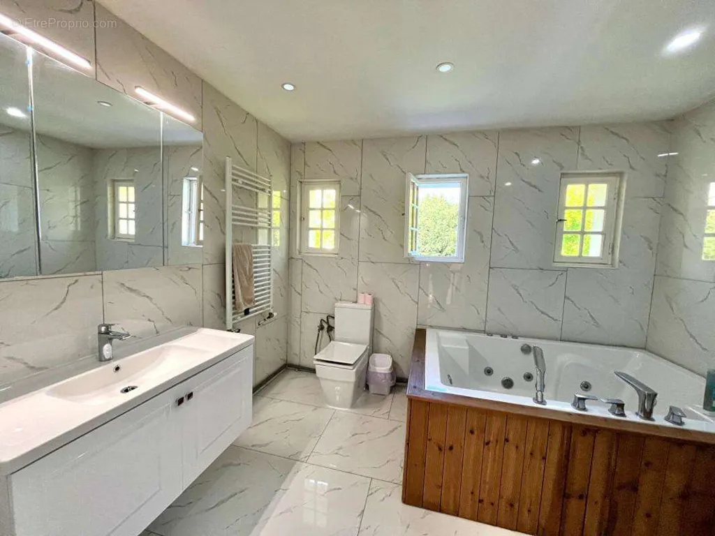 Salles de bain - Maison Rénovée avec Terrasse à Noyon