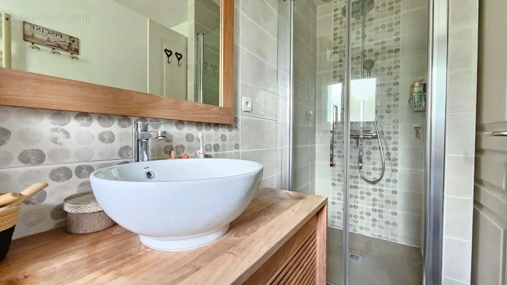 Salles de bain - Maison de Plain-Pied avec Jardin à Saint-Maxire