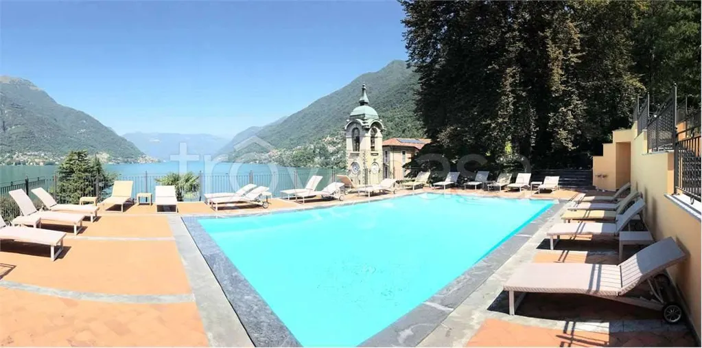 Piscina - Appartamento con vista lago e giardino a Faggeto Lario