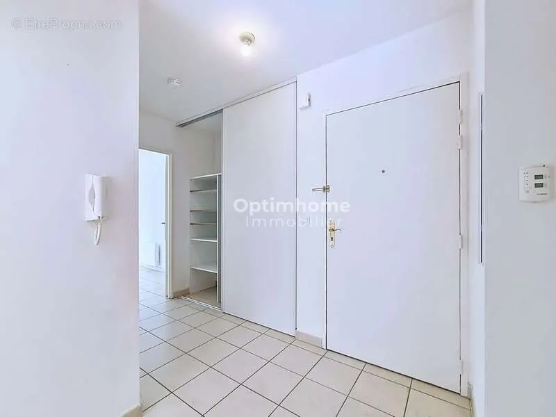 Esik - 3-Bed Flat with Terrace in Carquefou Centre