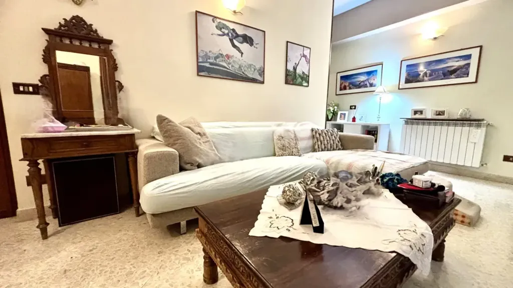 Soggiorno - 5-Bedroom Apartment with Balcony in Palermo