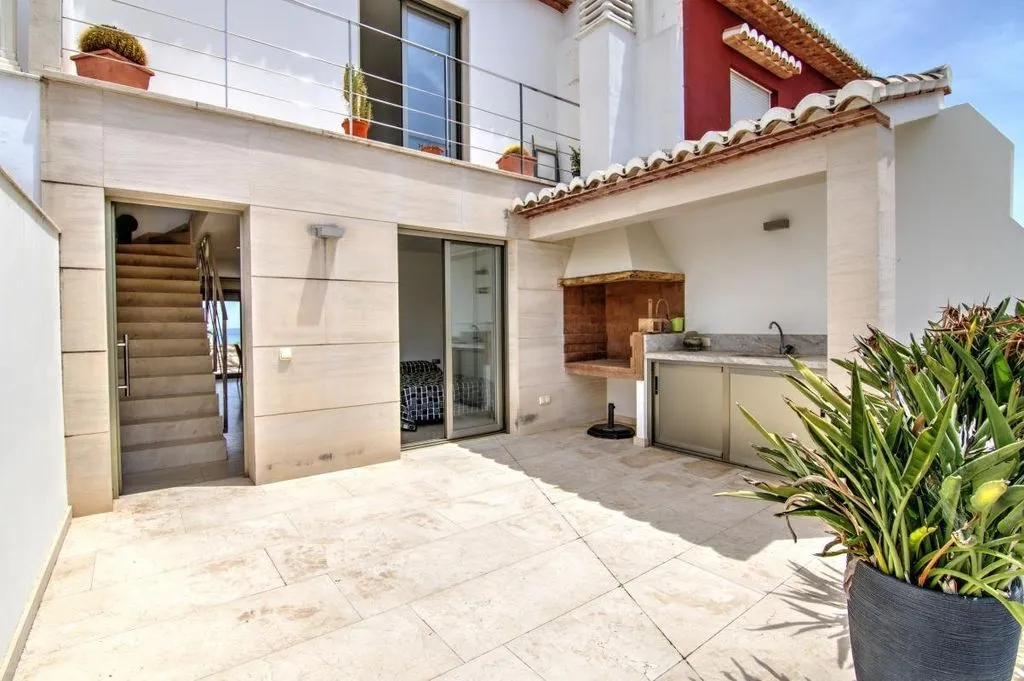 Terrazza - Beachfront Villa with Sea Views in Oliva Nova