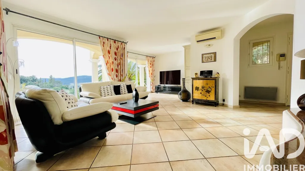 Soggiorno - House with Pool in Valcros, La Londe