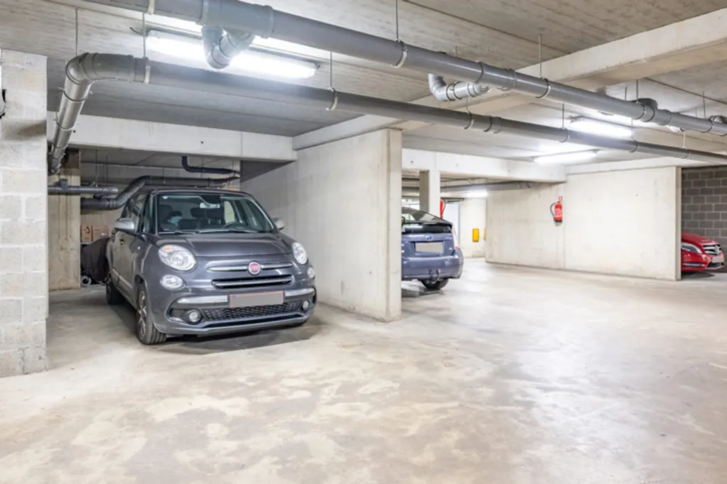 Garage - Appartement Équipé avec Terrasse et Parking à Anvers