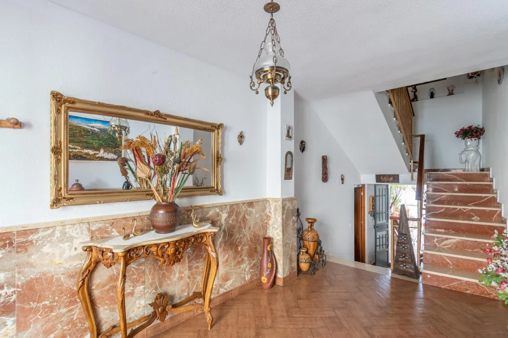 Esik - Corner House with Pool in Atarfe