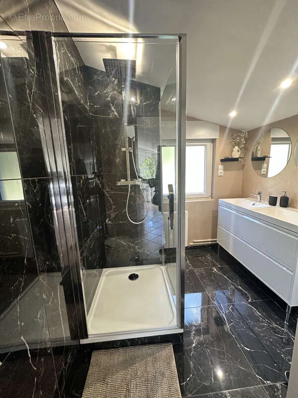Salles de bain - Villa Rénovée avec Piscine au Muy