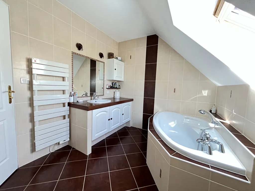 Salles de bain - Pavillon avec Garage Double dans un Cadre Calme