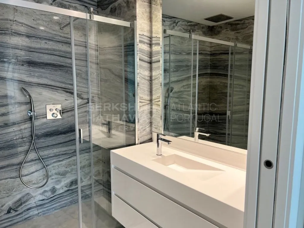 Bathrooms - Luxury Duplex with Pool in Cascais