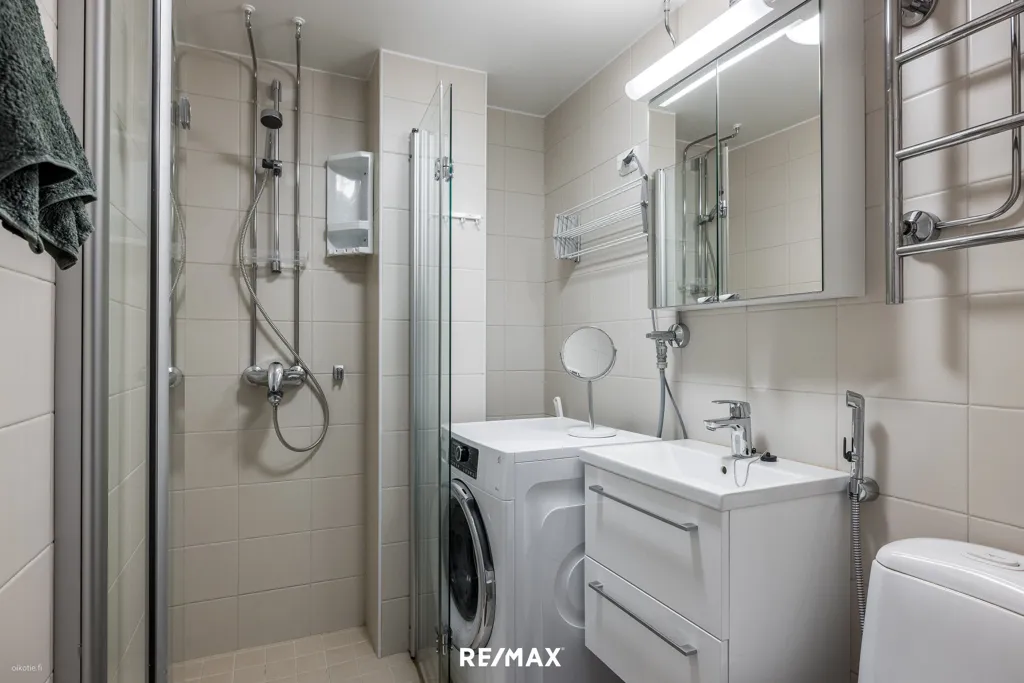 Salles de bain - Modernised Flat with South-Facing Balcony in Etelä-Haaga