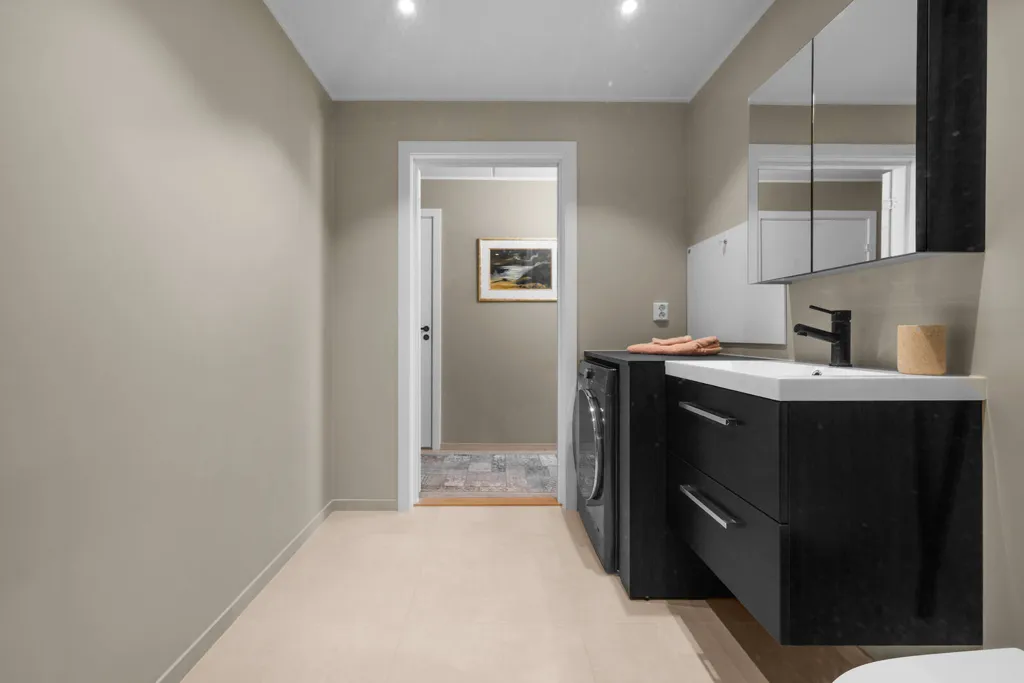 Vannitoad - Modern 4-Bedroom Flat in Nannestad