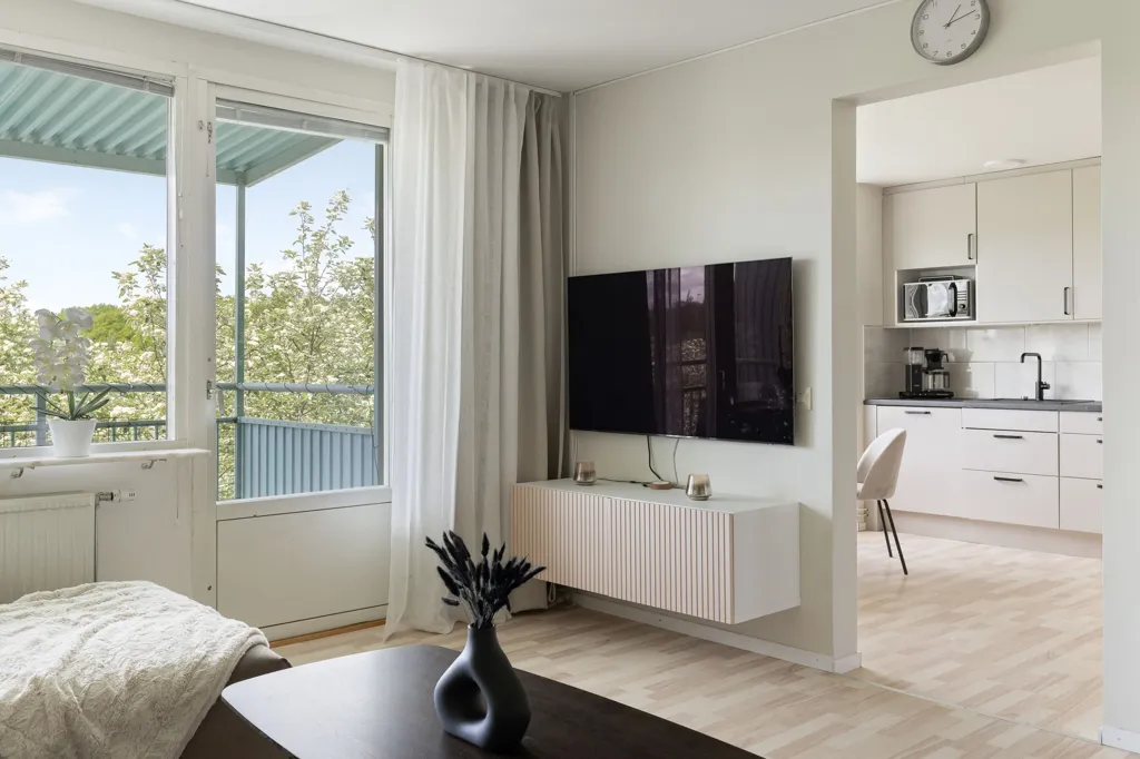Elutuba - Apartment with West-Facing Balcony in Skarpnäck