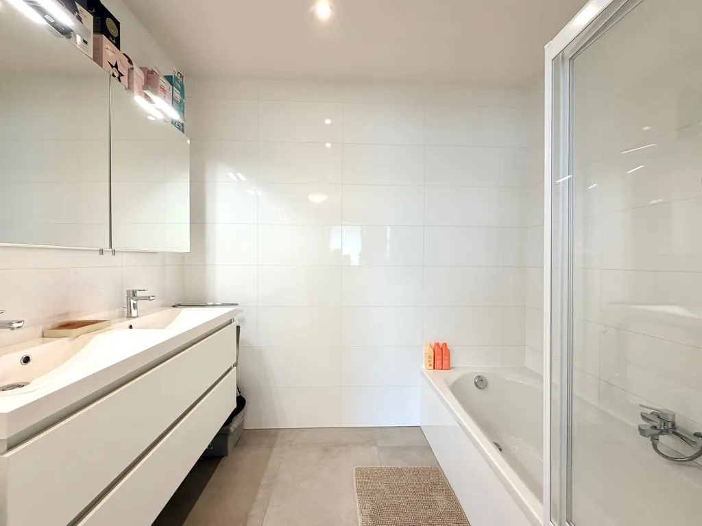 Salles de bain - Duplex Énergétique avec Garage à Verrebroek