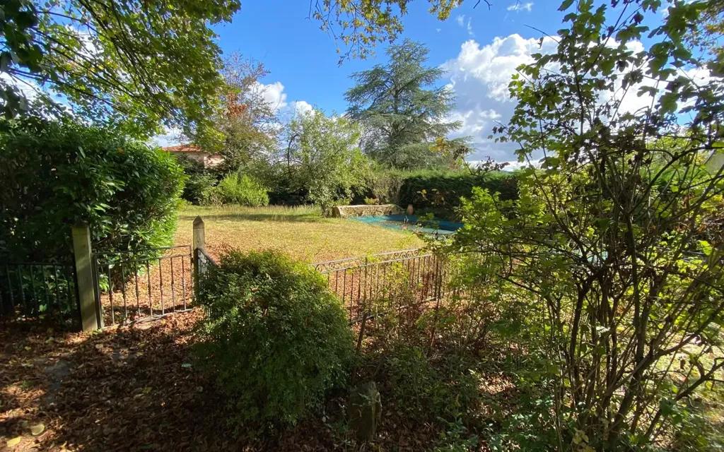 Jardin - Maison en Pierre avec Piscine à Dommartin