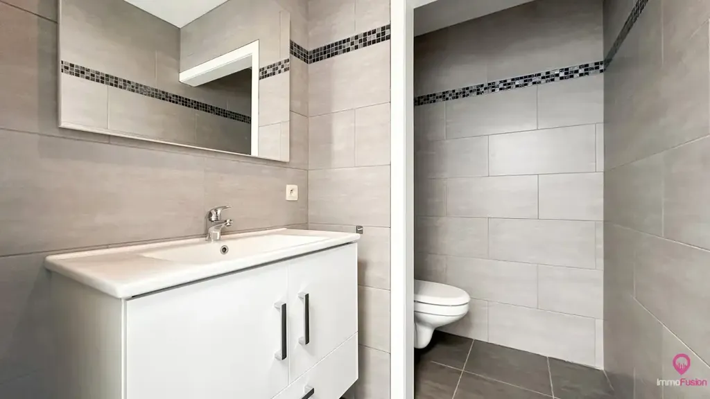 Bathrooms - Mixed-Use Property with Garden in Beringen Centre