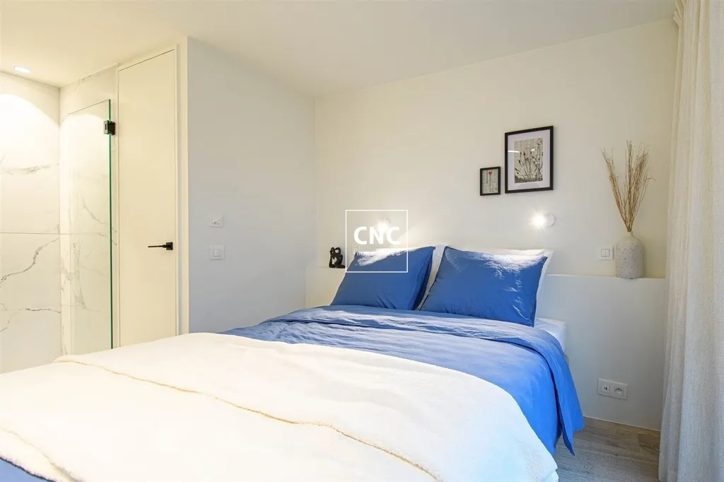 Chambres - Penthouse Rénové avec Terrasses Spacieuses près du Front de Mer