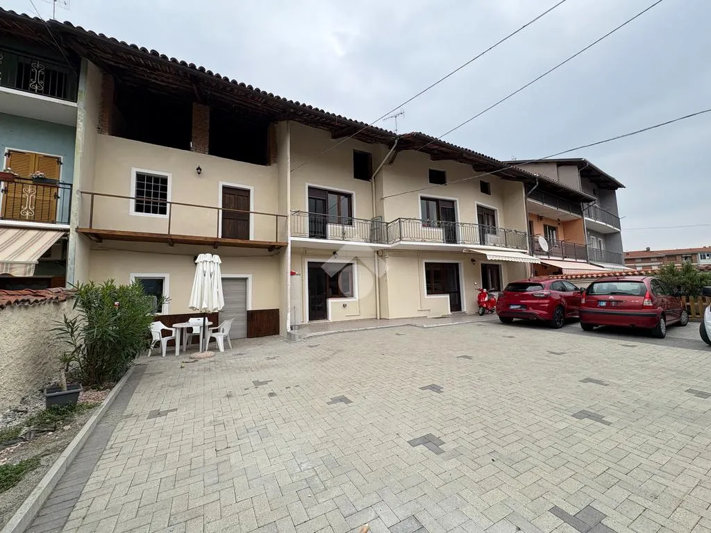 Välivaade - Semi-Independent House with Private Courtyard in Caravino