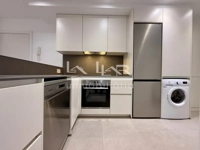 Cuisine - Modern Flat with Balcony in Vic Centre