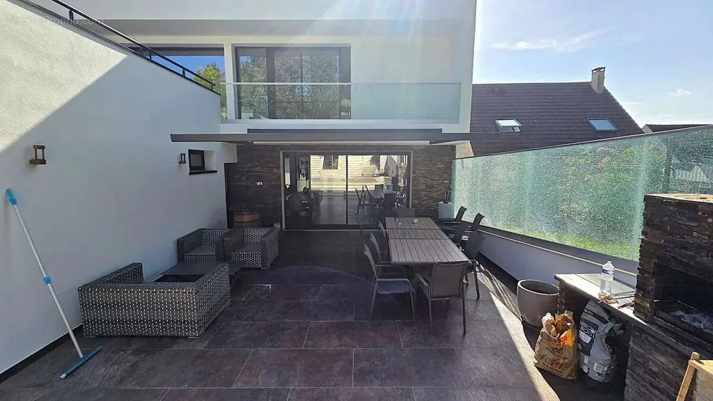 Terrasse - Villa Haut de Gamme avec Piscine à Villevaude