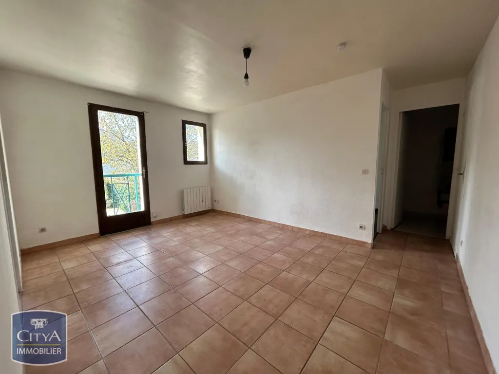 2-Bedroom Apartment with Parking in Rambouillet