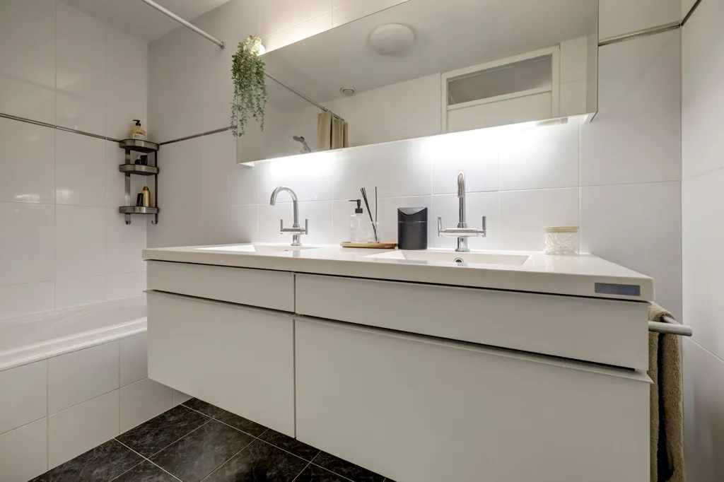 Bagni - Modernised 3-Bedroom Apartment with Balcony in Westerpark