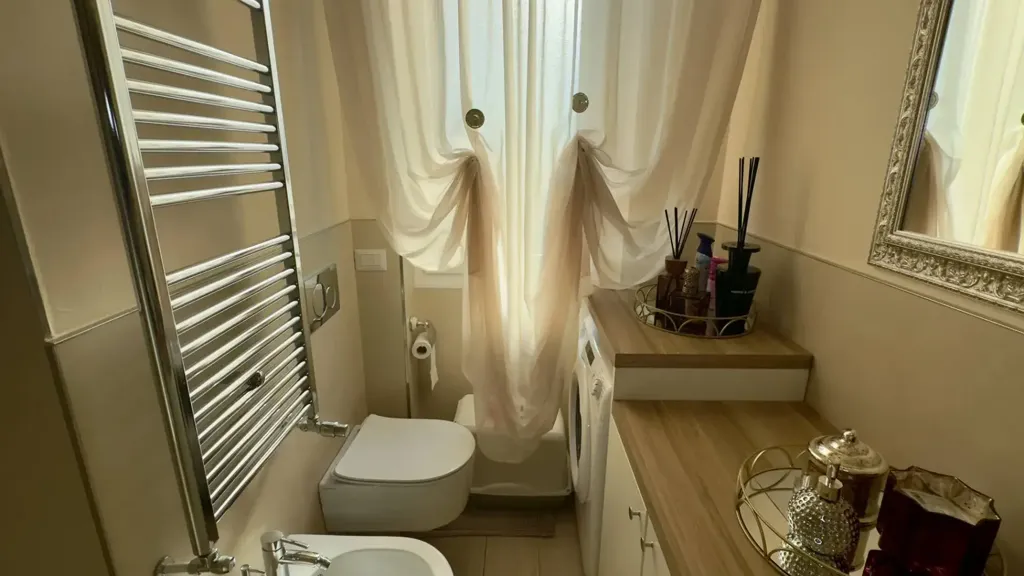 Salles de bain - Rear-Facing Apartment with Balcony in Cinisello Balsamo