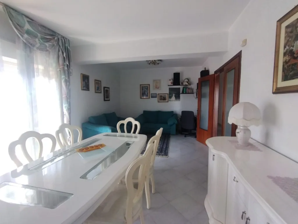 Söögituba - 3-Bedroom Apartment with Balcony in Messina