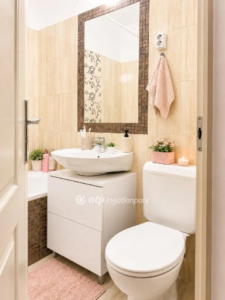 Salles de bain - Modernised Flat with Balcony in Budapest 10th District