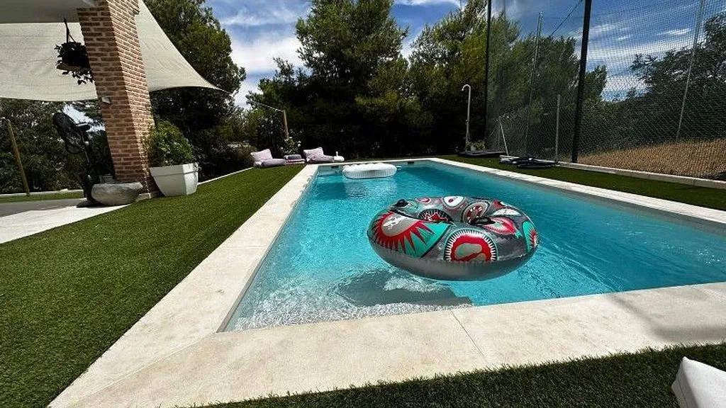 Bassein - Independent House with Pool and Terrace in Layos