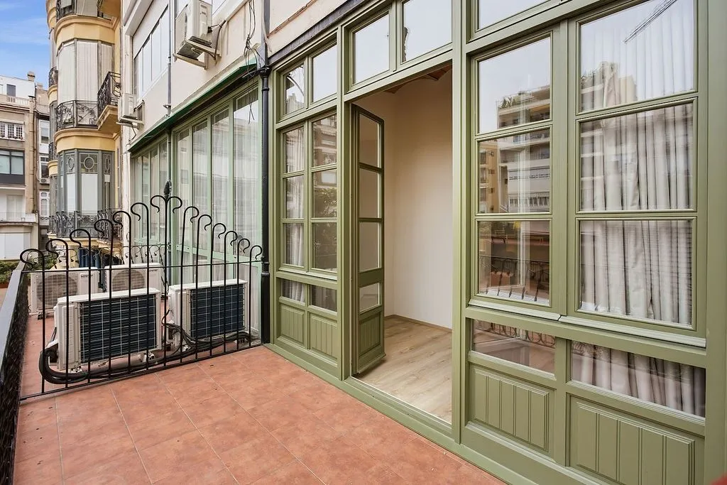 Balcon - Refurbished Flat in Modernist Building, Barcelona