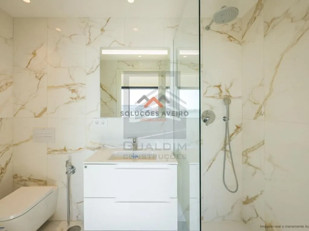 Vannitoad - Luxury Flat with Terrace in Aveiro