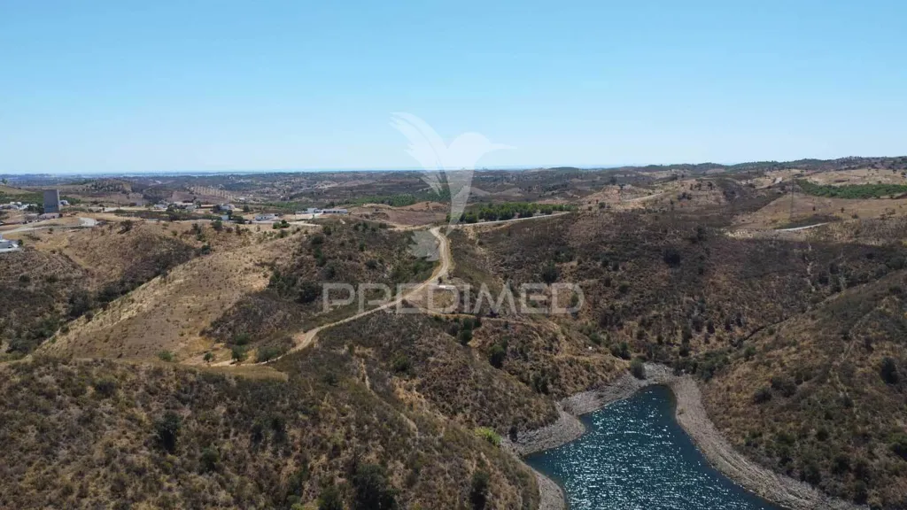 Rustic Land with Waterfront on Beliche Dam, Algarve