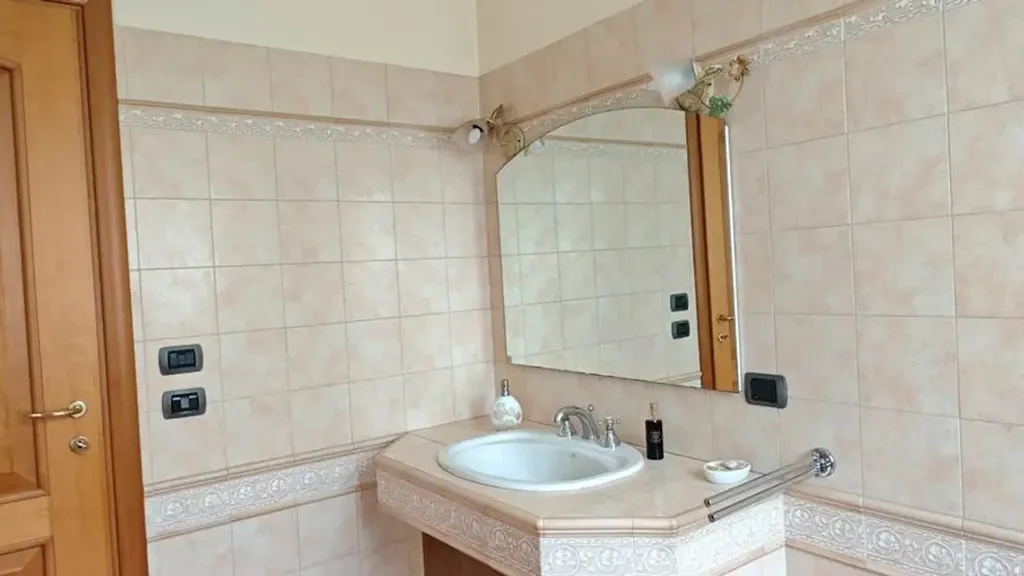 Bathrooms - Villa with Pool and Garden in Correggio