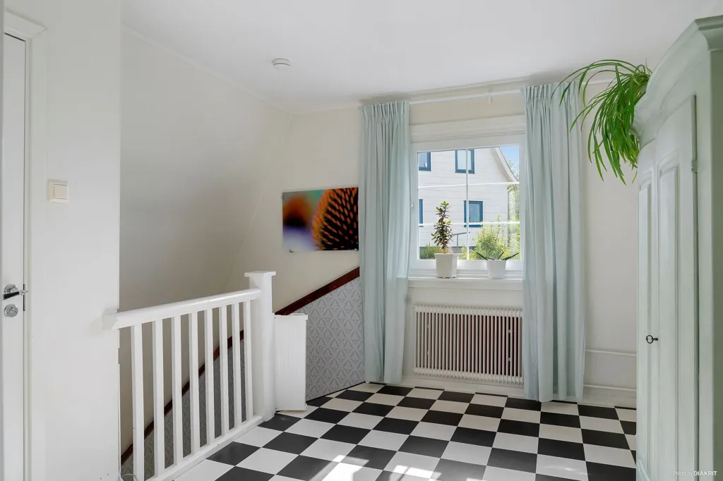 Esik - Modern Villa with Garden in Backaplan